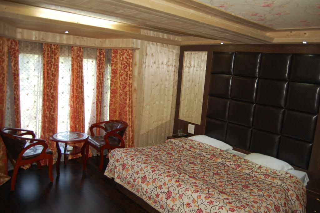 Hotel Zahgeer Continental Gulmarg Zimmer foto